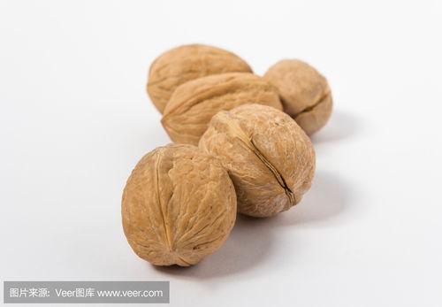 白色背景下的核桃魅力 干果销售中的视觉营销策略